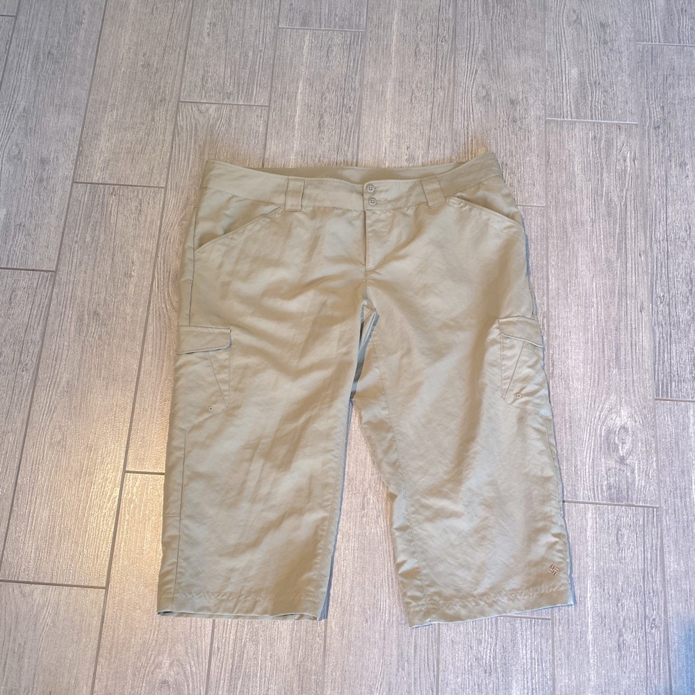 Columbia hiking Capri. Tan. Omni-Shade Sun Protection size 18